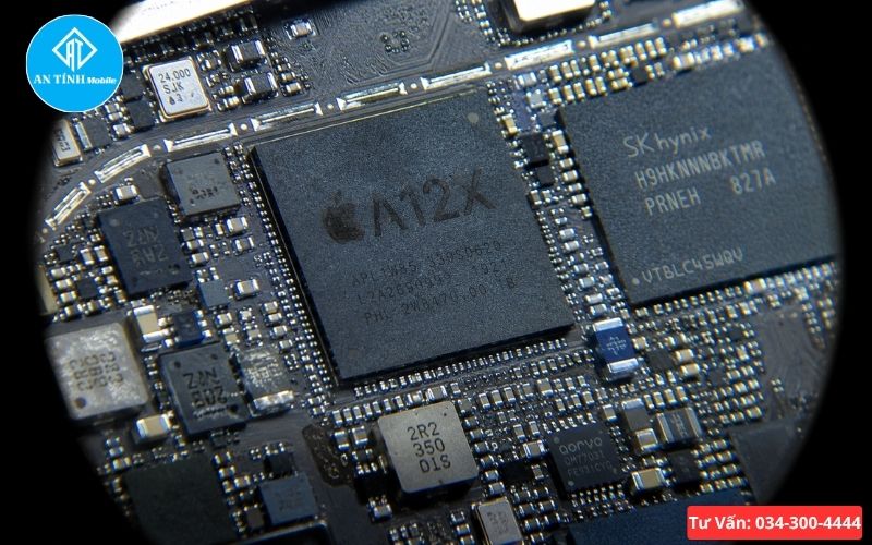 Cận cảnh chip IC hiển thị trên bo mạch chủ của iPad.