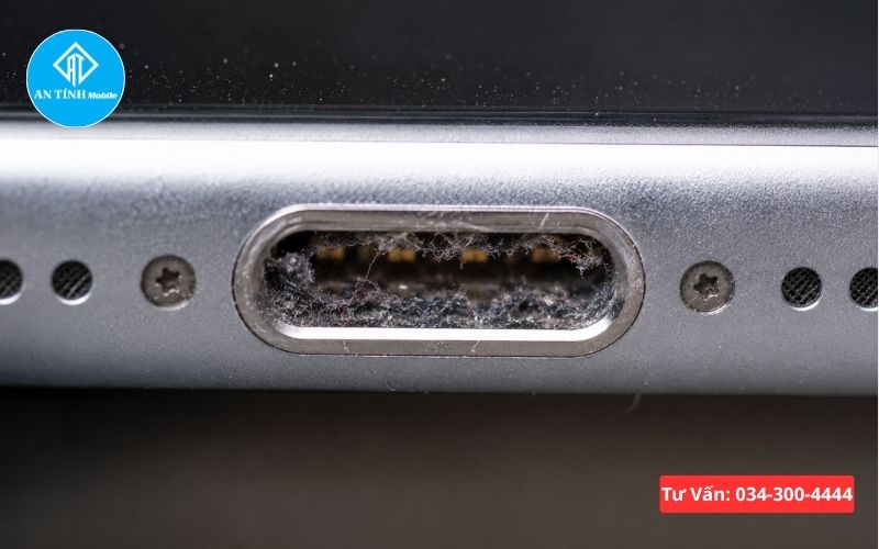 Kỹ thuật viên kiểm tra chân sạc iPhone bị hỏng để xác định nguyên nhân không nhận sạc