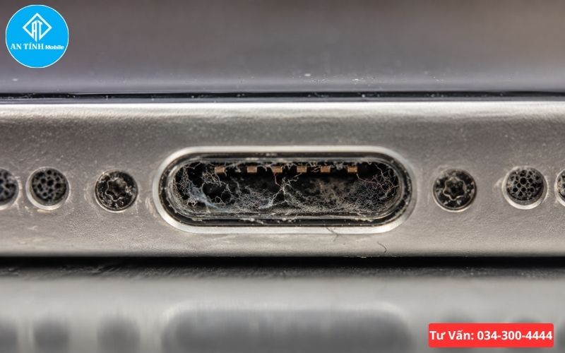 Hiện tượng cổng chân sạc iPhone bị bám đầy bụi bẩn xơ vải gây lỏng cáp