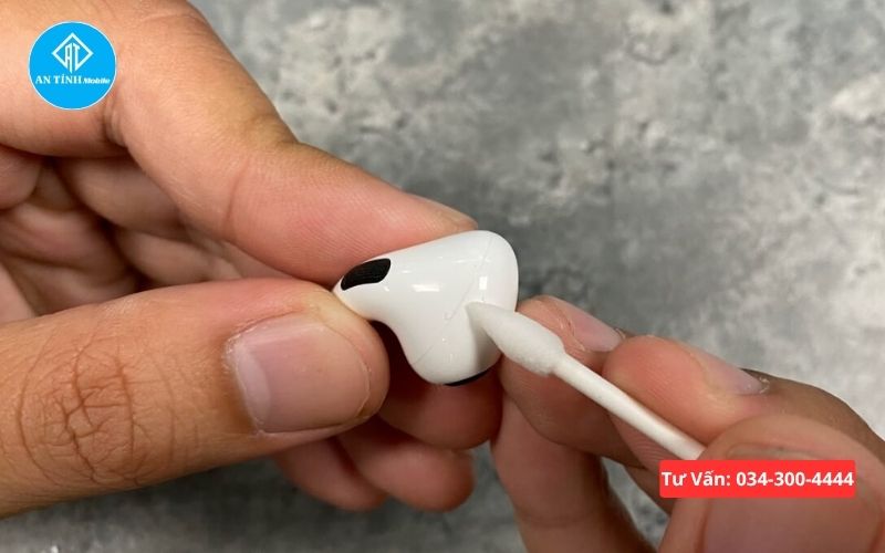 Hướng dẫn vệ sinh chấu sạc AirPods bằng tăm bông và cồn y tế để sửa lỗi không reset được