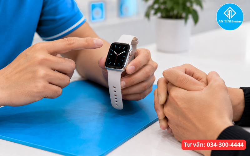 Kỹ thuật viên tư vấn báo giá thay màn hình Apple Watch trực tiếp tại An Tính Mobile
