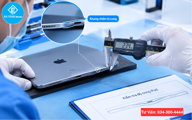 Kỹ thuật viên kiểm tra mức độ biến dạng khi sửa iPad bị cong tại An Tính Mobile